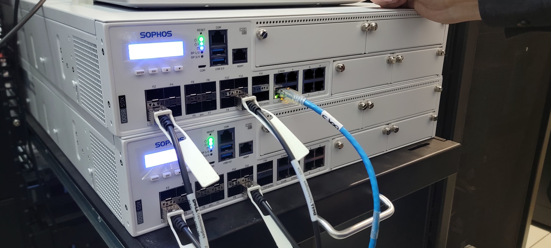 Detalhe das portas SFP+ do XGS 8500 em operação